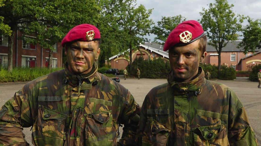 Een bijzondere dag voor 84 jonge militairen. Zij kregen de rode baret uitgereikt (Rechten: Jasmijn Wijnbergen/RTV Drenthe)