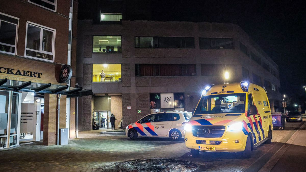 Worsteling gewonde en agenten in ambulance