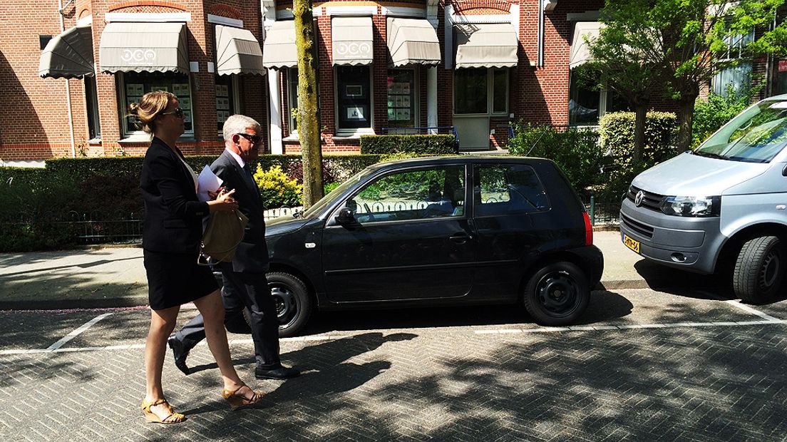 Burgemeester van Zanen van Utrecht op weg naar de VIP-tribune in NIjmegen.