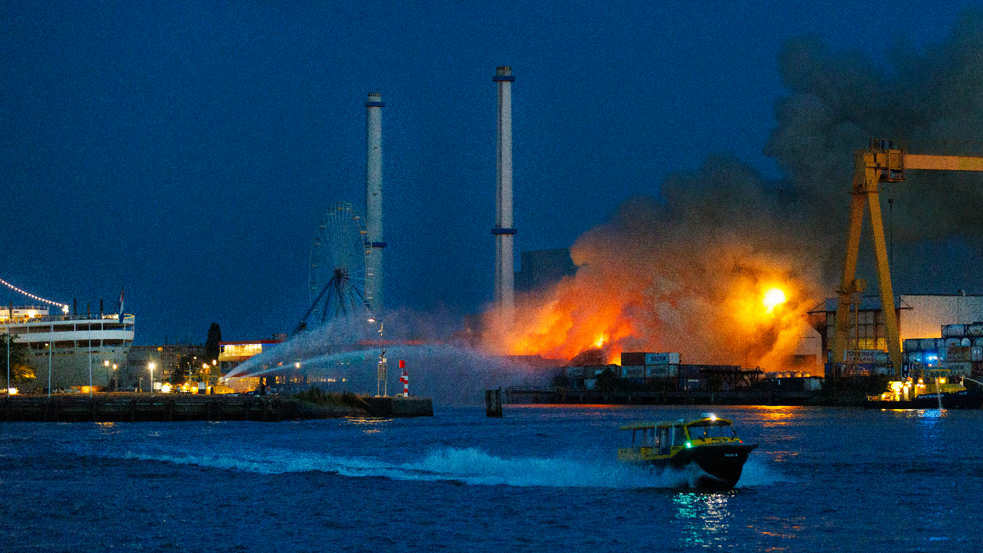 Rond 22:00 uur was de brand nog steeds heftig.