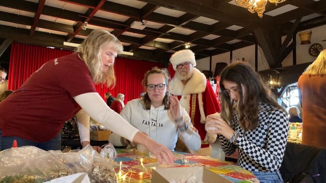 Zelf de kerstversiering knutselen is een stuk goedkoper dan alles weer nieuw kopen.