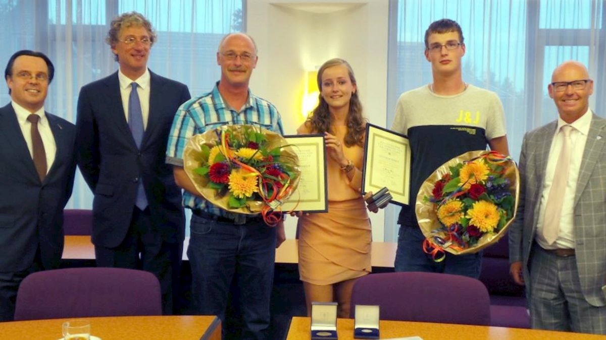 Vader en zoon Ten Kleij onderscheiden voor redden drenkeling in Genemuiden