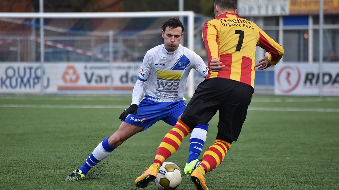 Van Renterghem probeert Bok van de bal te zetten