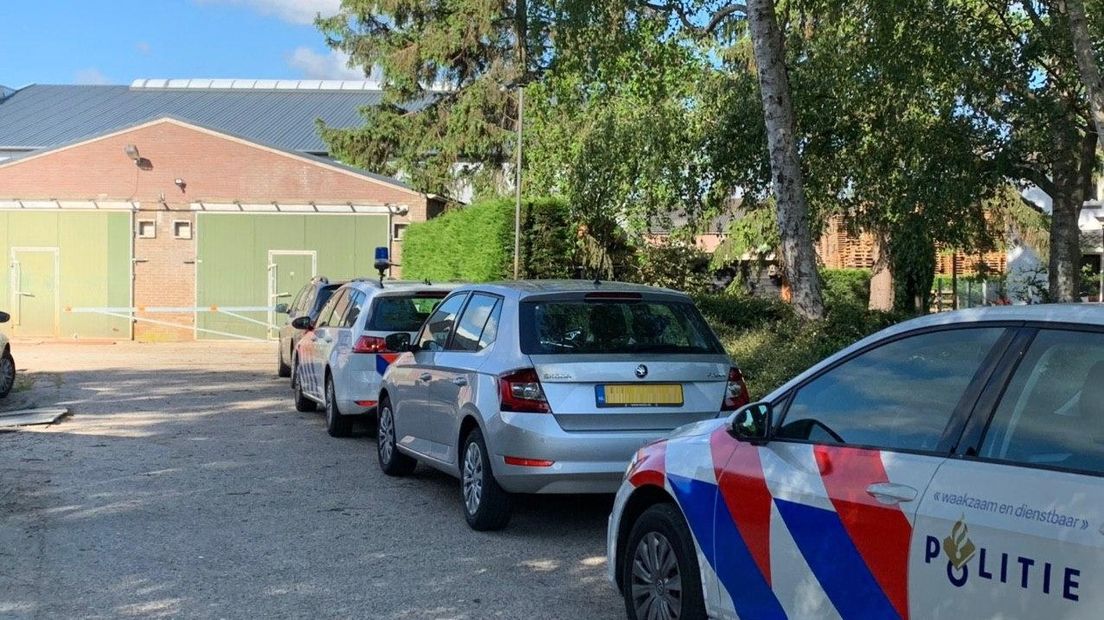 Politie doorzoekt een loods in Velddriel.