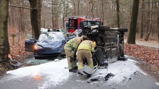 Gewonde na ongeluk in Driebergen, weg afgesloten. Gewonde na ongeluk in Driebergen, weg afgesloten.