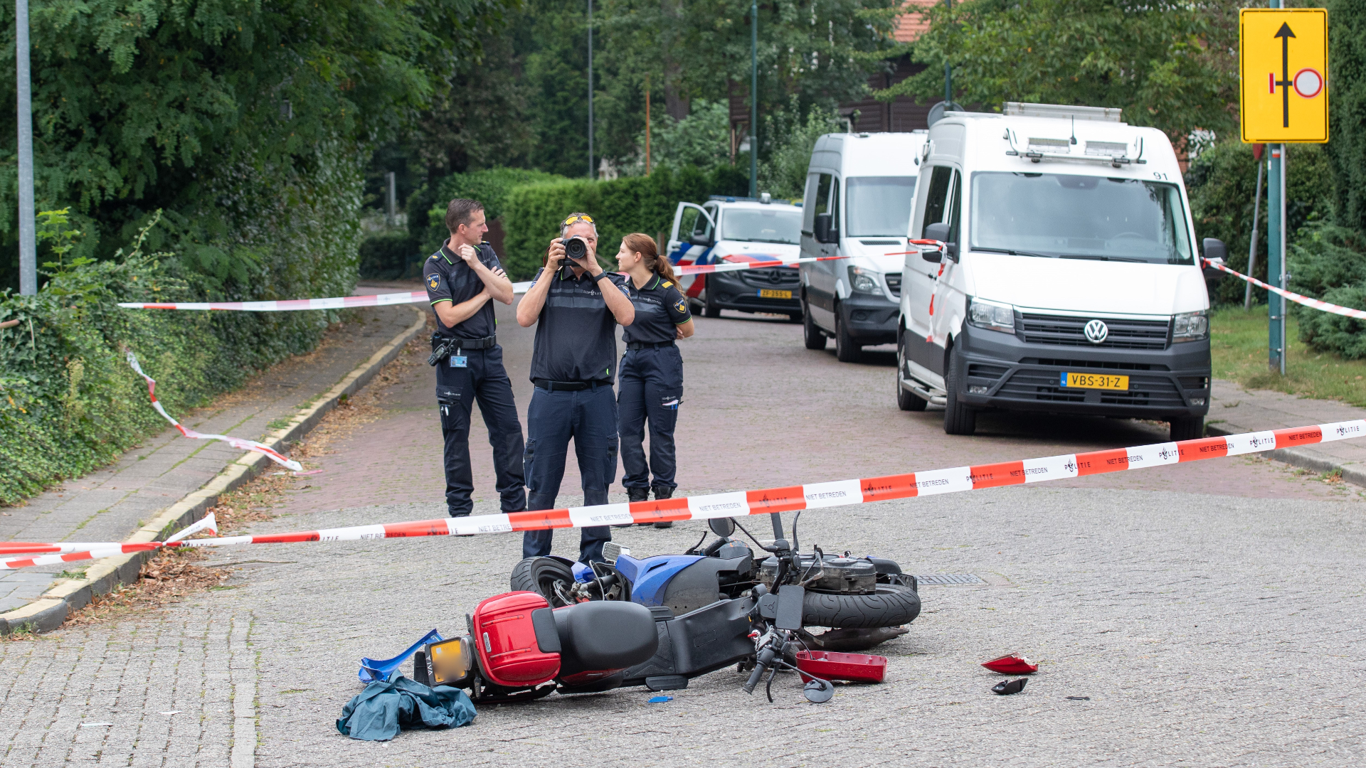 Motorrijder en automobilist botsen in Baarn | Vertraging op A12 door ongeluk.