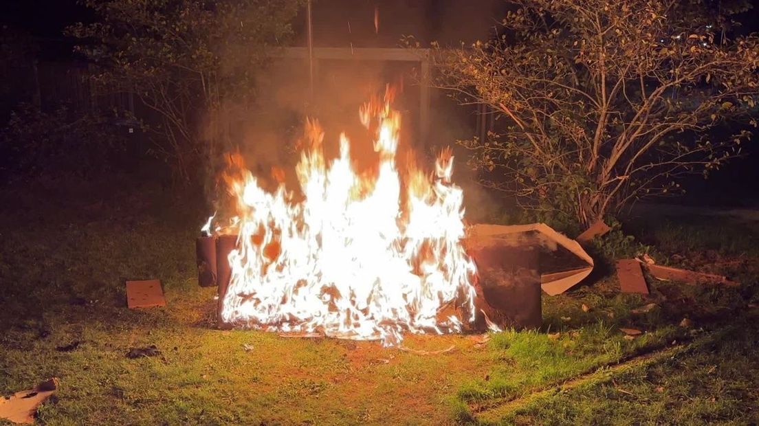Oude zit- en slaapmeubels in brand gestoken