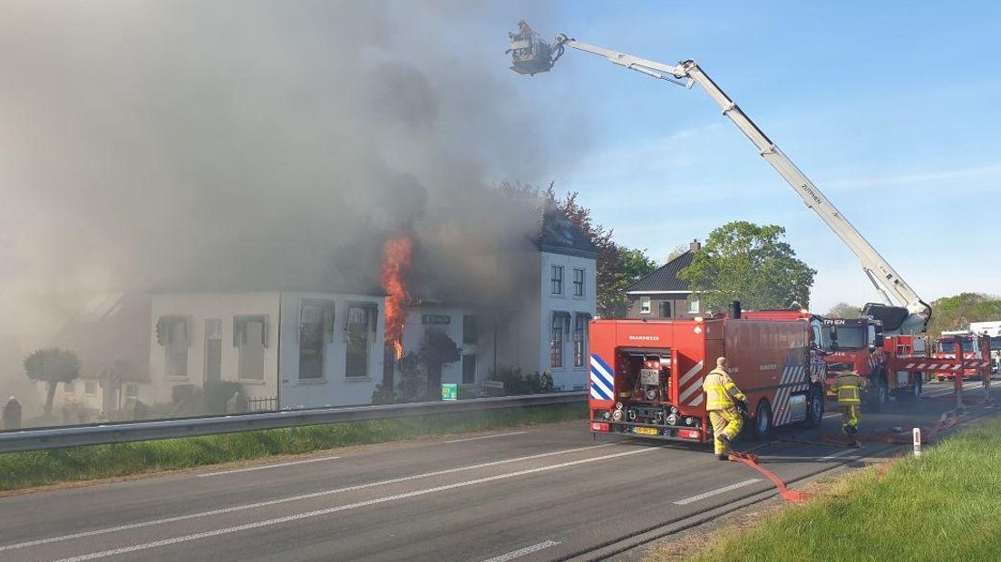 In voormalig restaurant Herberg `t Kanon aan de Kanonsdijk in Zutphen woedde vrijdag een zeer grote brand. Het vuur trok veel bekijks. Doe nieuwsgierigheid staat haaks op de coronamaatregelen, waarschuwen de hulpdiensten.