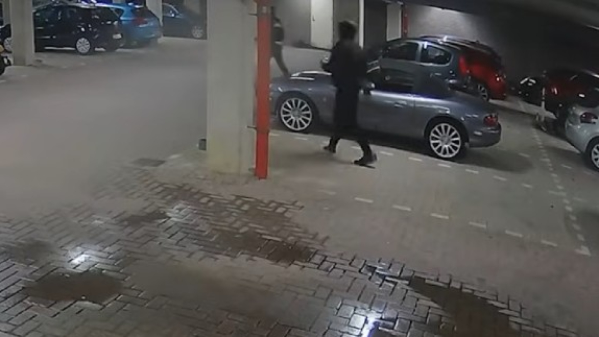 Op camerabeelden is te zien dat er meerdere verdachten betrokken zijn bij de brandstichting aan de Factorij.
