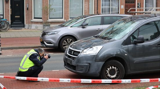 Fietser zwaargewond na aanrijding, automobilist doorgereden. Fietser zwaargewond na aanrijding, automobilist doorgereden.