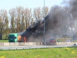 Machine op oplegger vrachtwagen vliegt in brand, A28 naar Groningen weer helemaal vrij