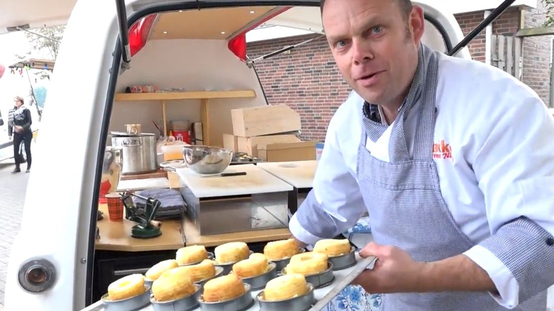 De bakker bakt tijdens de Fruitpersdag rondo's van de geplukte appels (Rechten: RTV Drenthe)