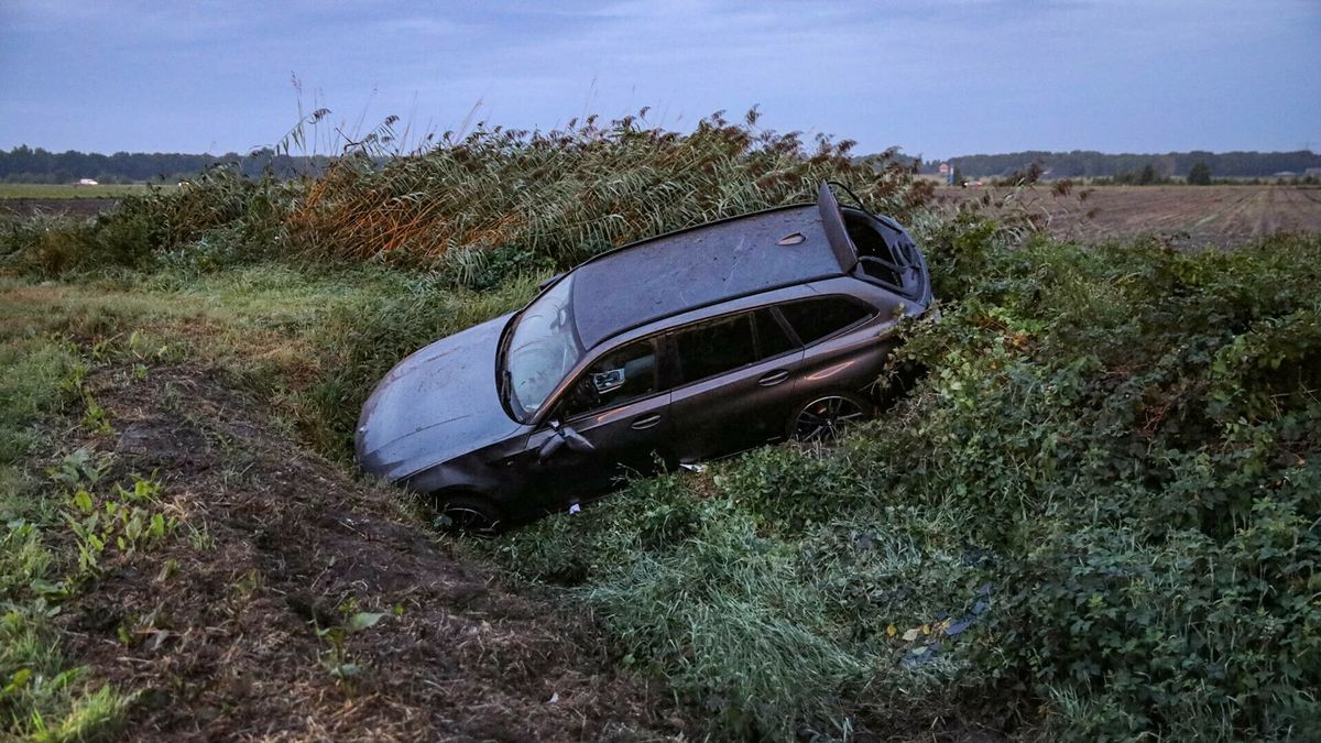 Auto belandt in sloot in Emmer-Compascuum
