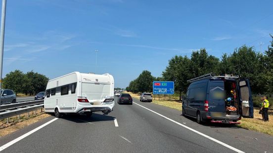 Caravan losgeraakt op snelweg · minderjarige aangehouden
