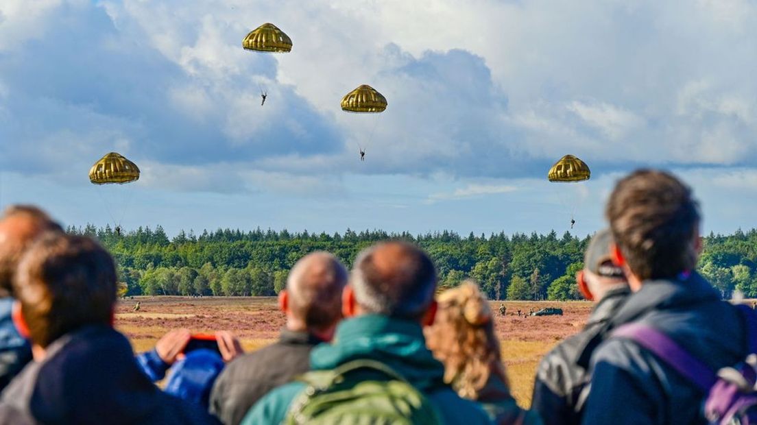 De luchtlandingen in Ede trokken ruim dertigduizend mensen.