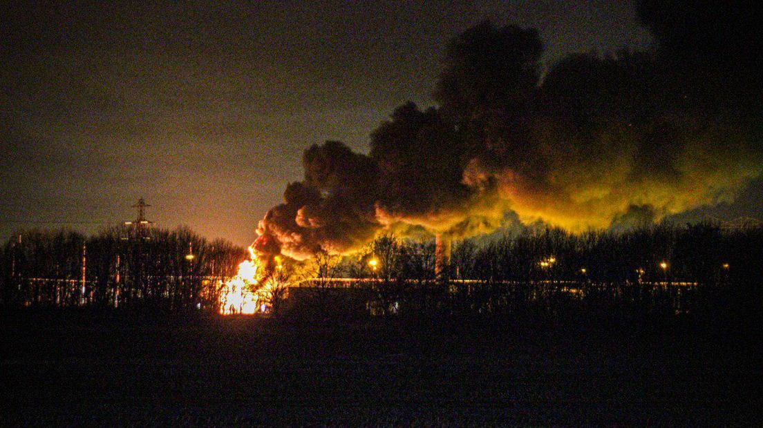 Bij een hoogspanningsstation van stroomnetbeheerder Tennet in Hummelo heeft dinsdag enkele uren een grote brand gewoed. Een transformator van zo'n 20 bij 20 meter stond volledig in brand en er waren verschillende explosies op het terrein. De brandweer kon pas vier uur na de start van de brand beginnen met blussen.