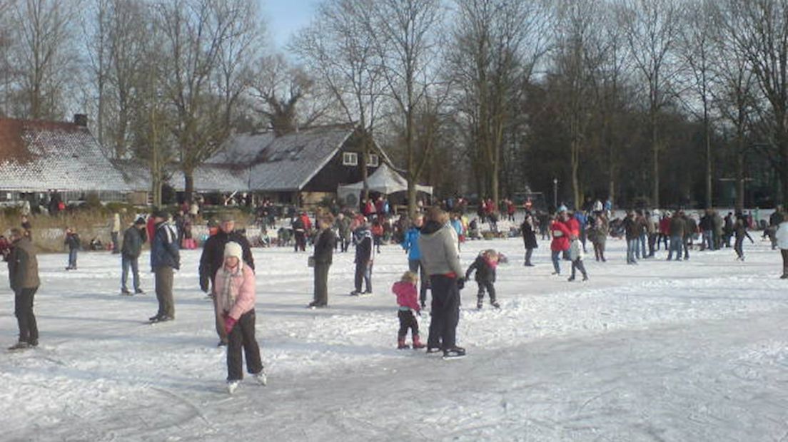 Schaatsfestijn op vijver Houtmaat