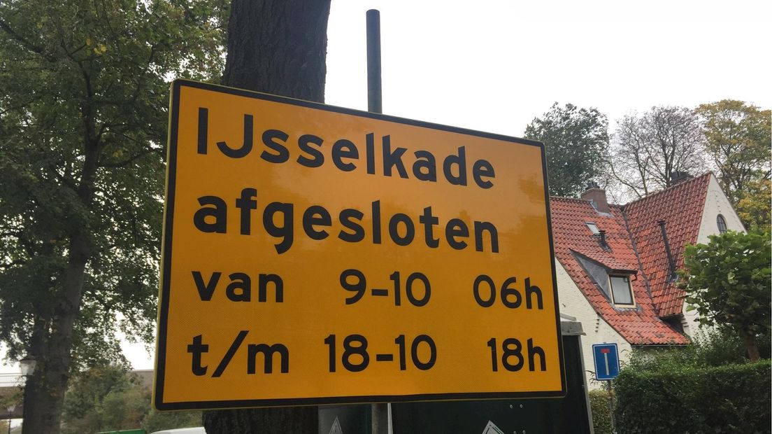 Ook de IJsselkade is afgesloten voor autoverkeer