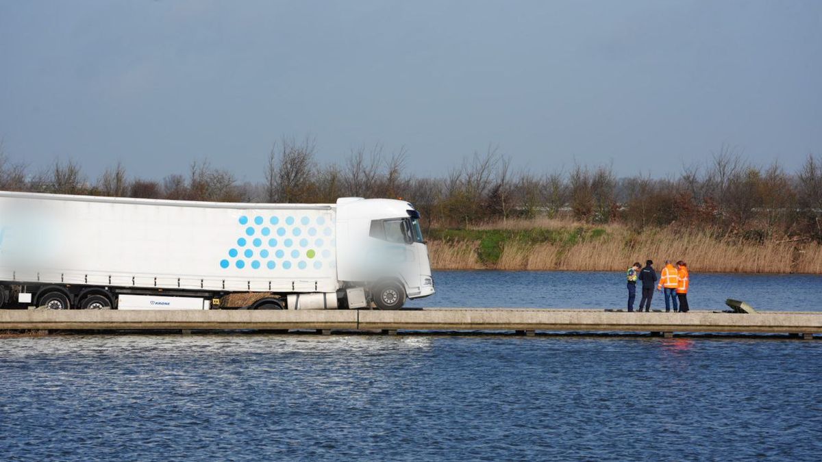 Bergen vrachtwagen van Enschedese chauffeur die door brug zakte duurt nog dagen