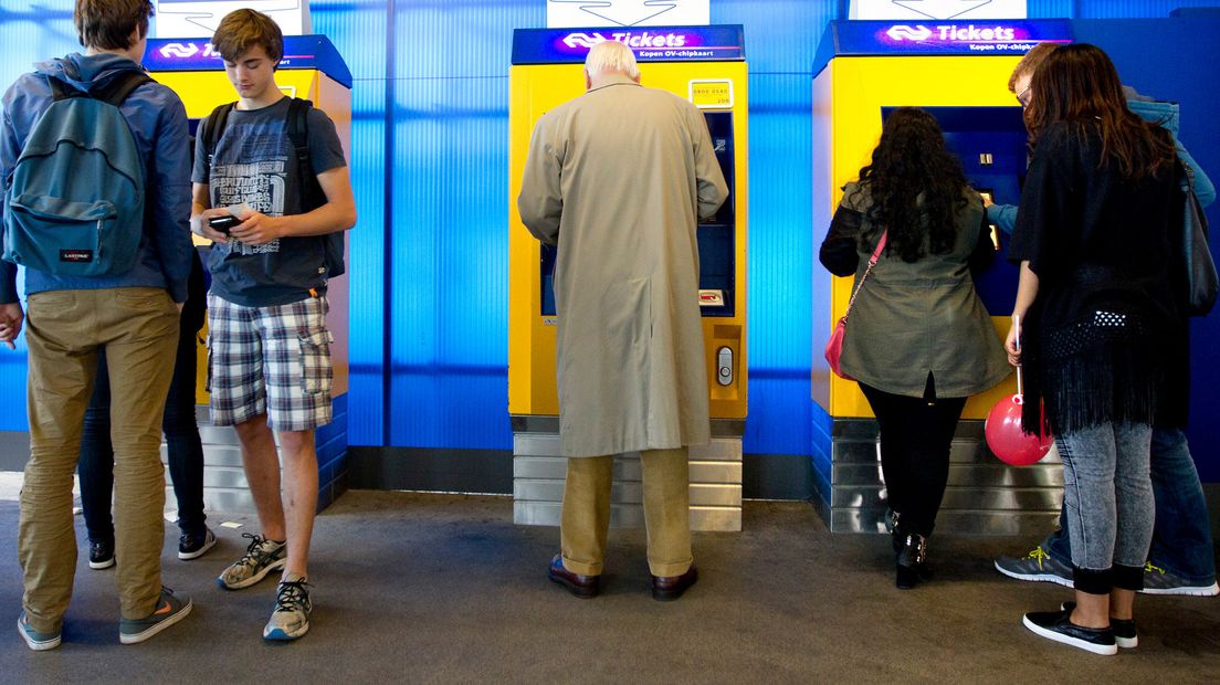 Steeds minder mensen maken gebruik van balies op de stations