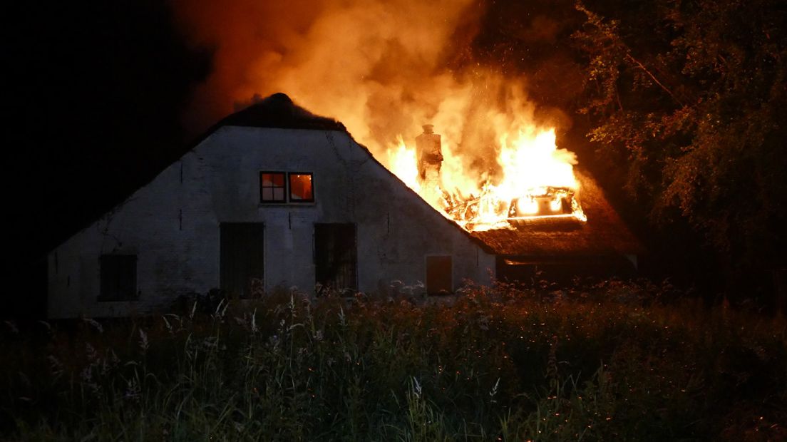 Boerderij in vlammen op