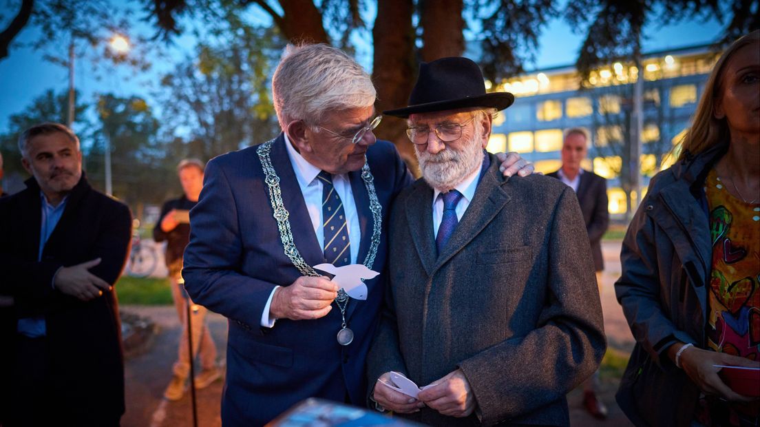 Burgemeeste Jan van Zanen en Rabbijn Soetendorp voorafgaand aan het gebed