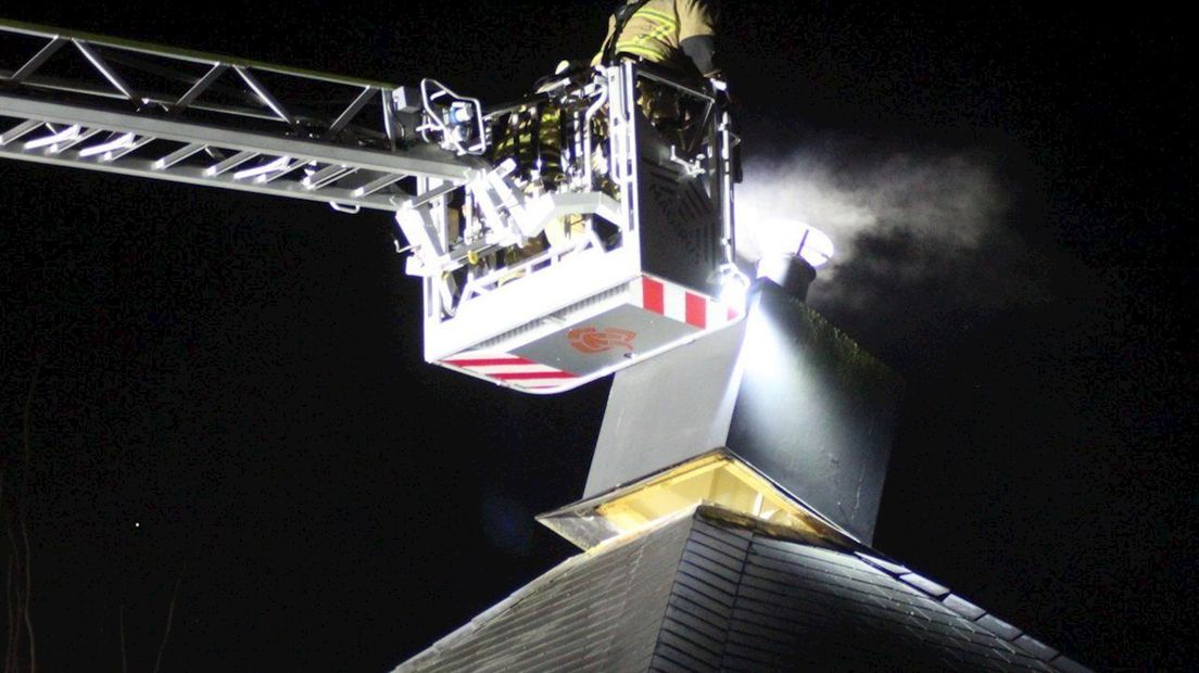 Brandweer maakt bedieningsfout: schoorsteen los van huis in Borne