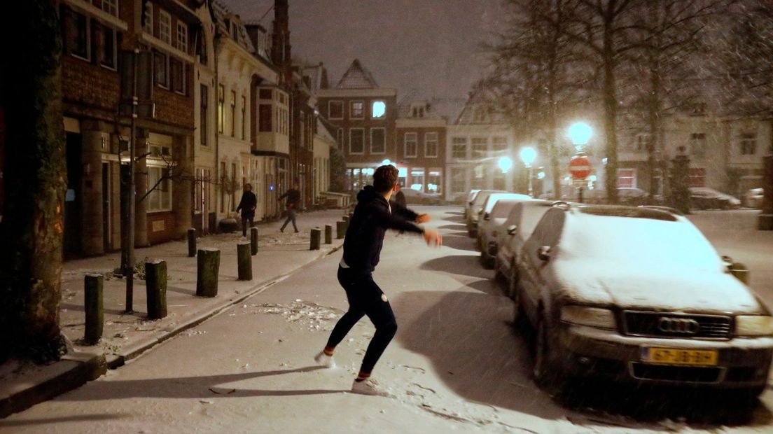 Op het Geertebolwerk in Utrecht was vannacht een sneeuwbalgevecht.