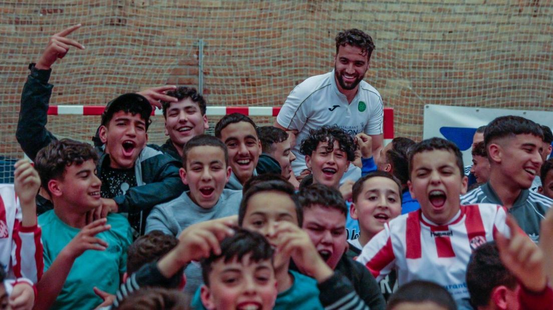 Hoessein Bouzambou op de schouders bij de supporters van Groene Ster