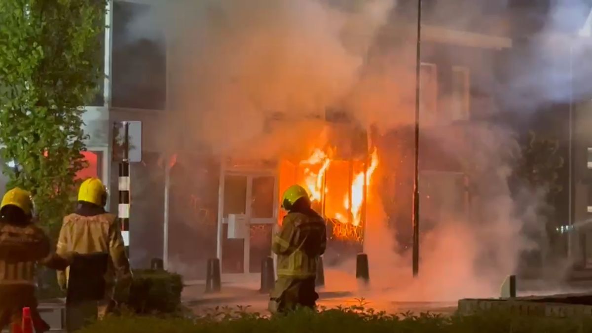 Metershoge vlammen bij grote brand in kringloopwinkel in Sevenum: NL-Alert verstuurd