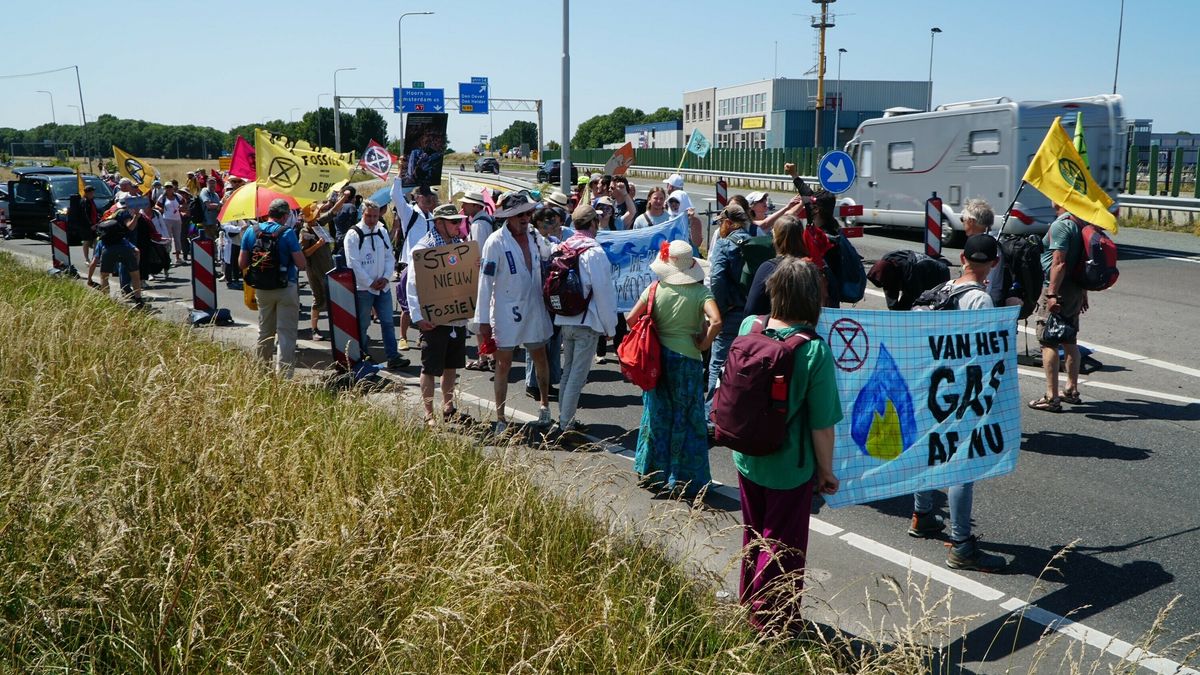 Klimaatactivisten blokkeren de Afsluitdijk bij Den Oever: weg in beide richtingen dicht