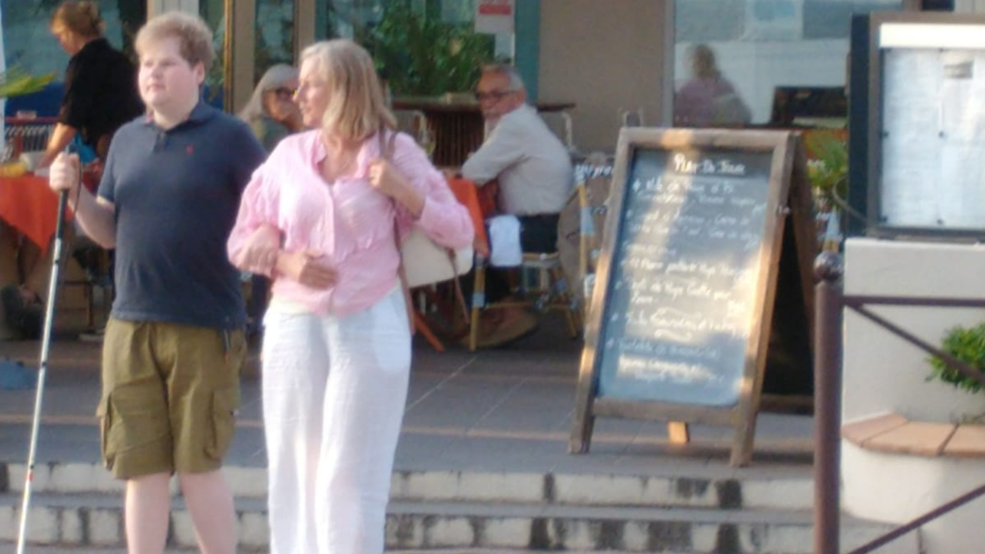 Marnix met zijn blindenstok op vakantie