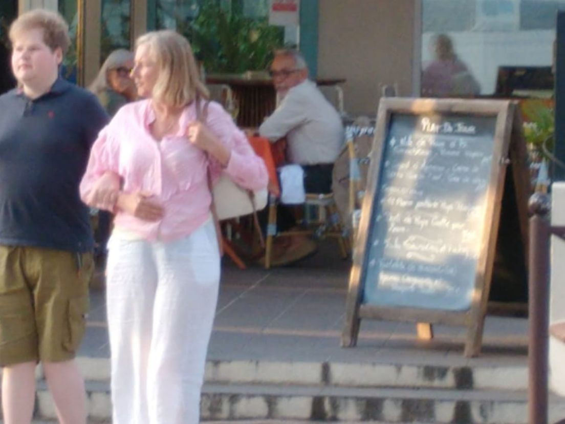 Marnix met zijn blindenstok op vakantie