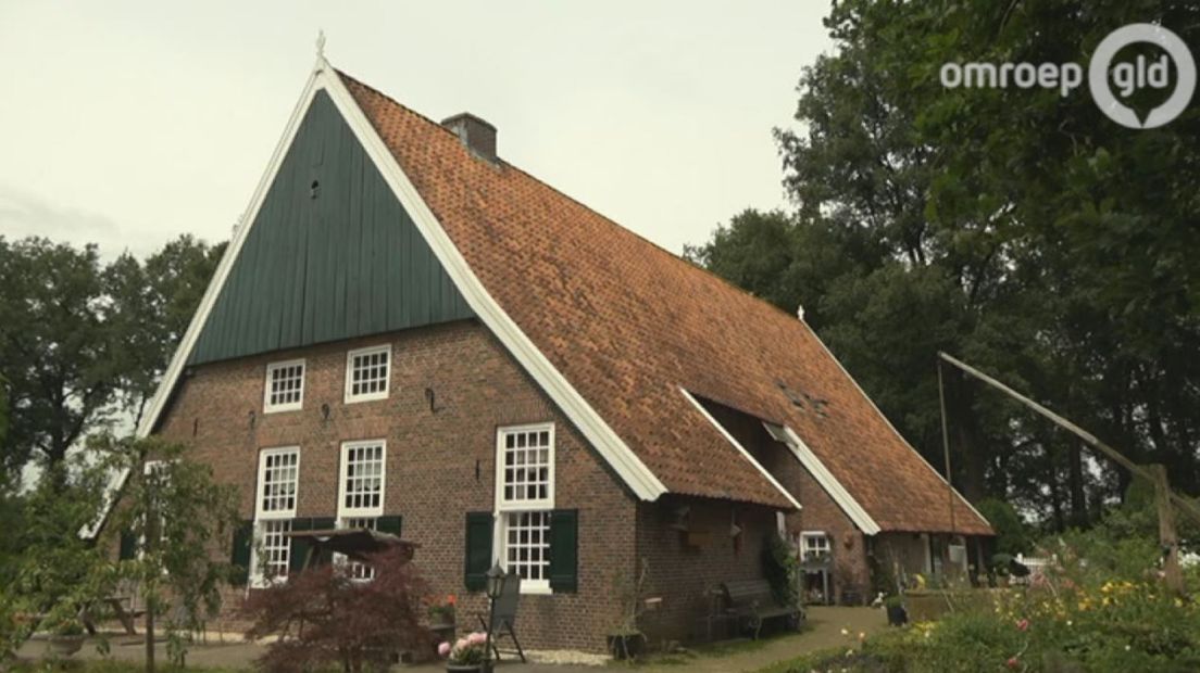 Een boek schrijven over je eigen huis, Jan Meijer uit Winterswijk deed het. Oossink 800 jaar Scholtengoed heet het. Het gaat dan ook niet om zomaar een huis, maar om een boerderij in de buurtschap Kotten bij Winterswijk, 800 jaar oud.