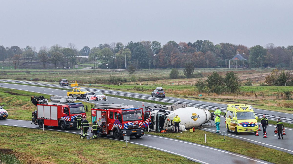 Cementwagen kantelt op Centrale As bij oprit Sumar