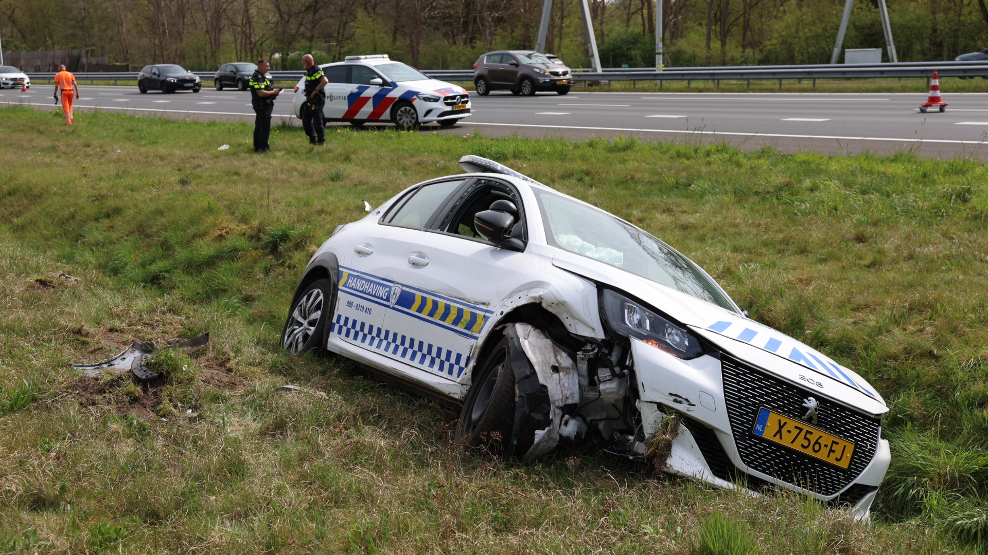 Auto van handhaving crasht op A12, veel schade