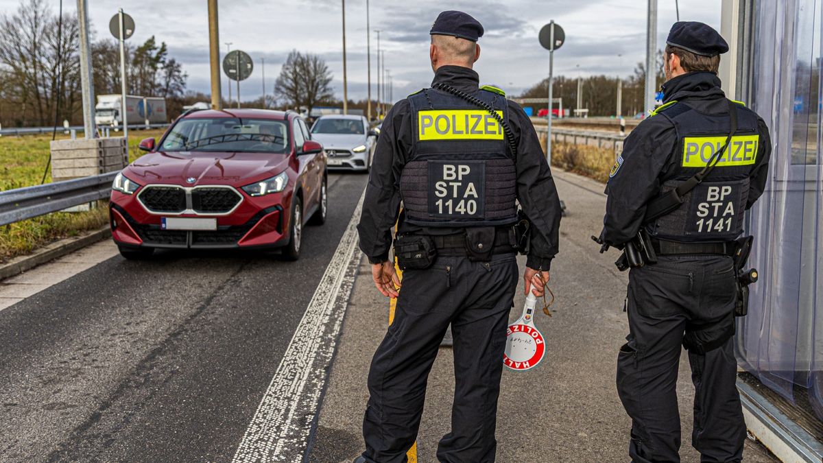 Duitse politie ontdekt valse politiebadges bij grenscontrole: fraudeur opgepakt