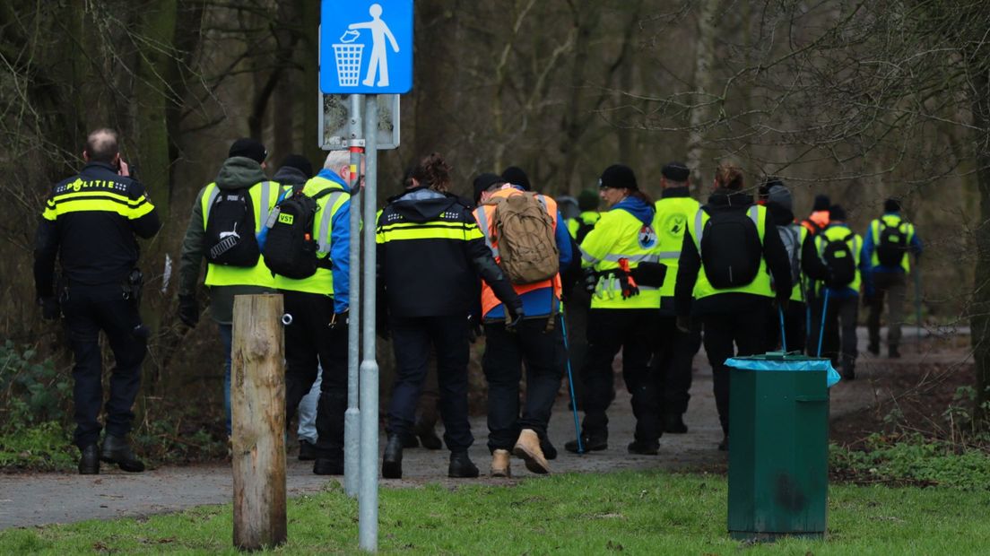Vrijwilligers van het Veteranen Search Team zijn in Delftse Hout op zoek