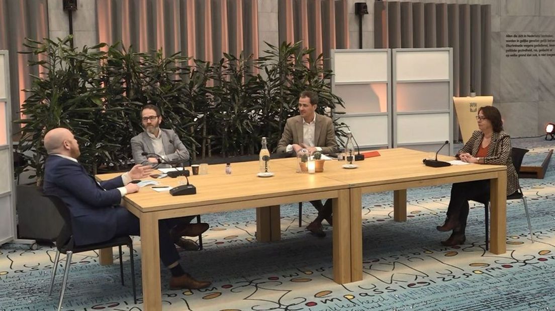 Fractievoorzitters Eric Greving (PvdA), Leendert Combee (VVD), Mark Coenders (GroenLinks) en Lea Manders (Arnhem Centraal) bij de presentatie van het akkoord.