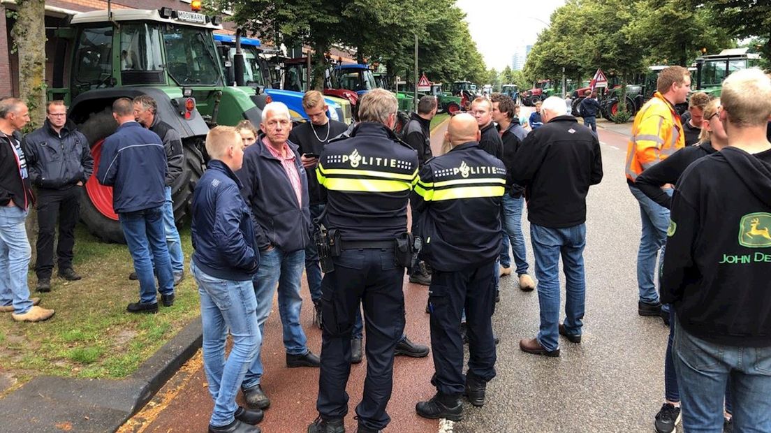 Opnieuw boerenprotest: honderd trekkers richting politiebureau in Zwolle