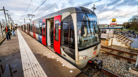 112-nieuws | Metro maakt noodstop voor grote vogel - Jongens naar Halt na brandstichting Nieuws