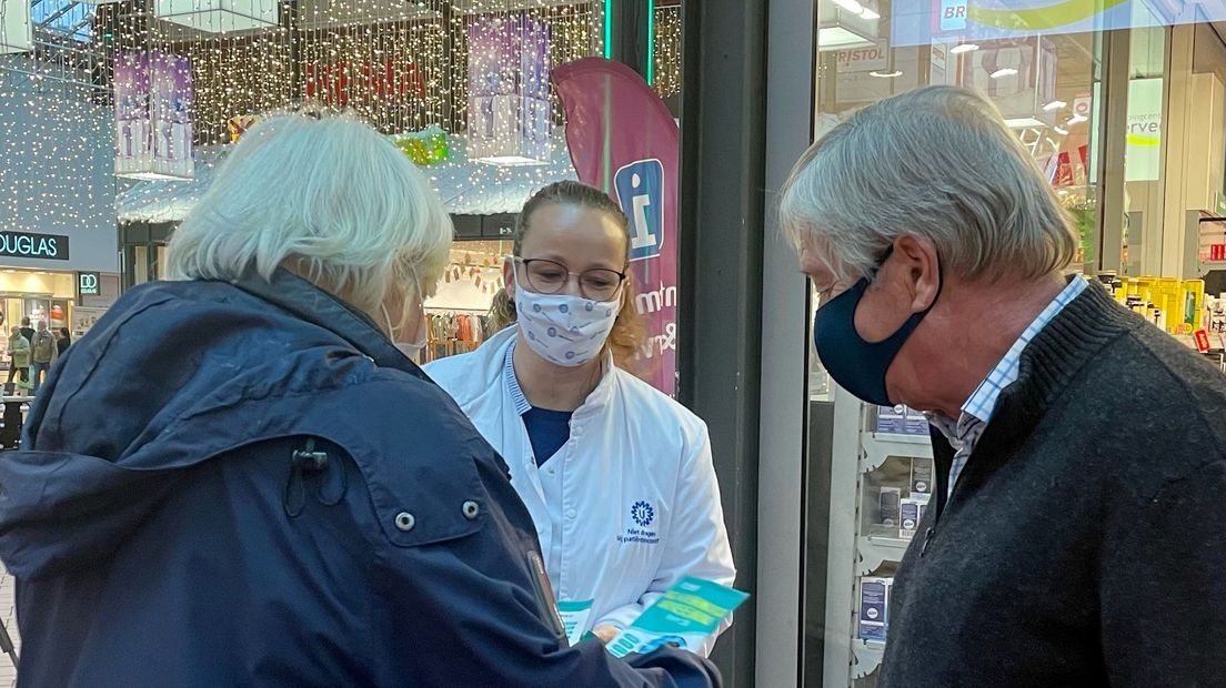 Artsen in gesprek met voorbijgangers