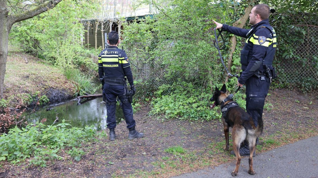 De politie zocht naar de verdachten in de omgeving