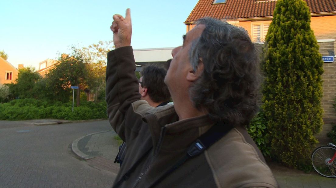 Jan van Dijk telt vogels in de Zwolse wijk Schelle