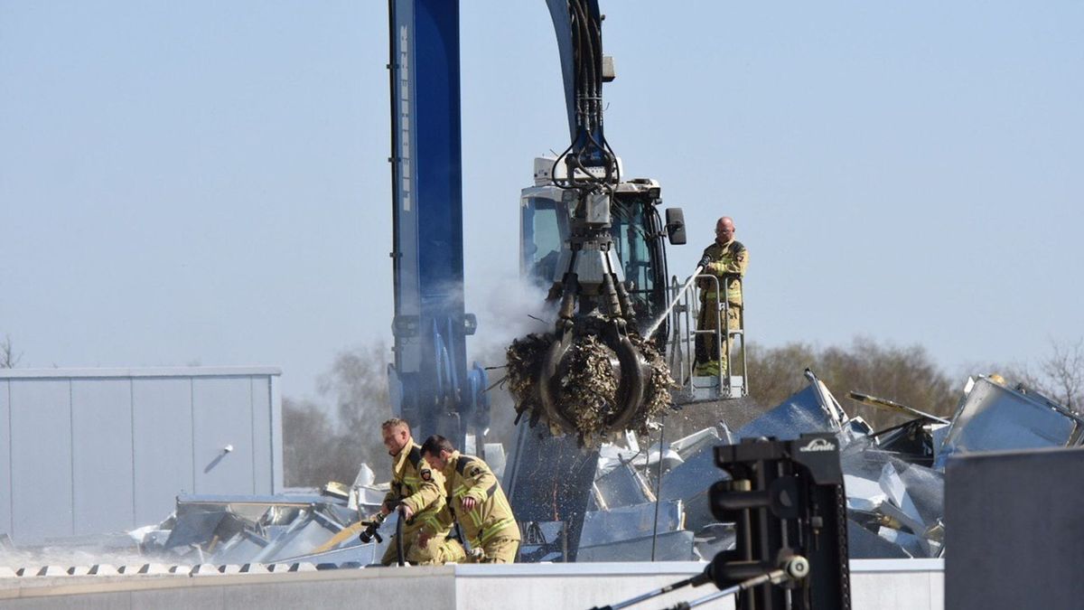 Brand bij recyclingbedrijf in Nieuw-Dordrecht [update]