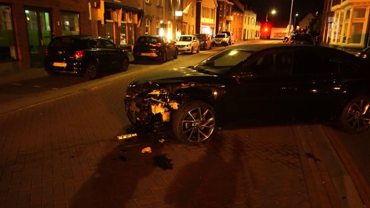 Frontale botsing in Maastricht: drie auto's beschadigd