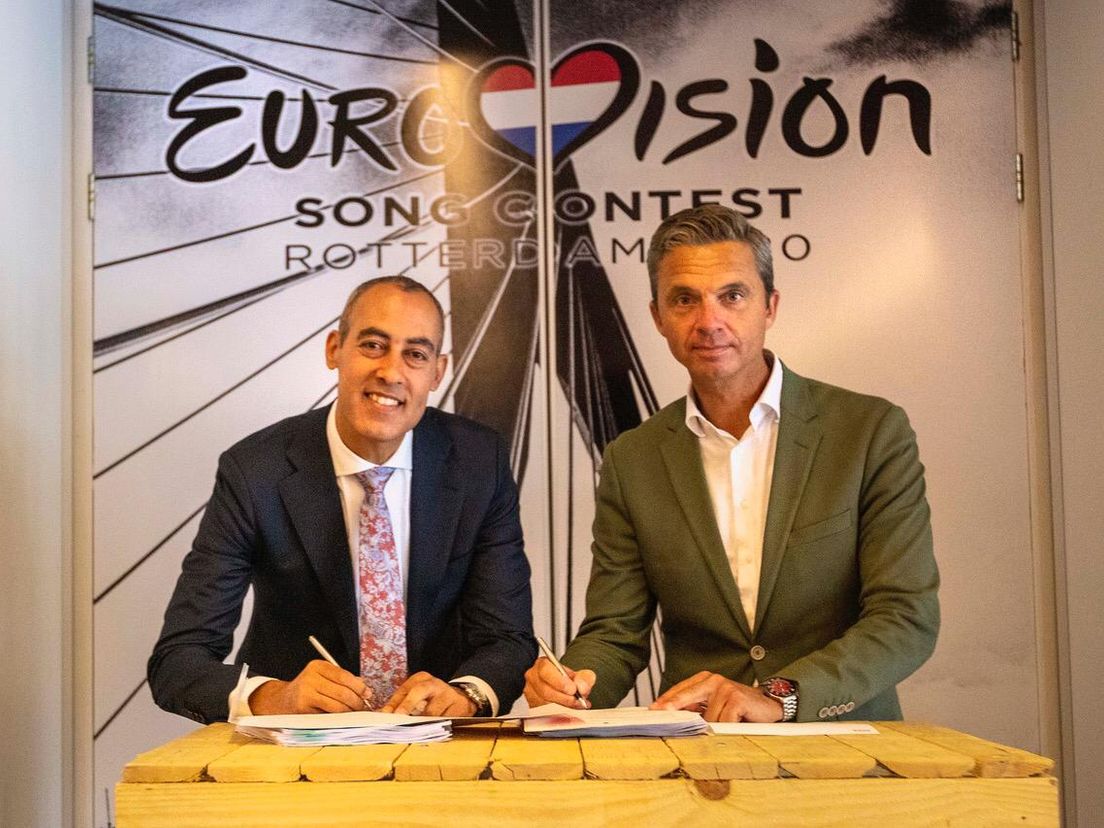 Wethouder Kasmi zet in Hilversum zijn handtekening onder het Songfestival