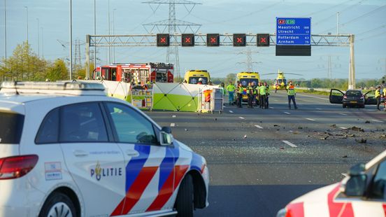 Vijf gewonden door ongeluk op A2 bij Breukelen, weg richting Utrecht dicht. Vijf gewonden door ongeluk op A2 bij Breukelen, weg richting Utrecht dicht.