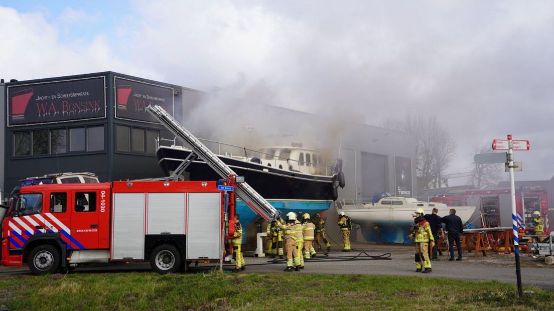 Brand in schip Zwartsluis