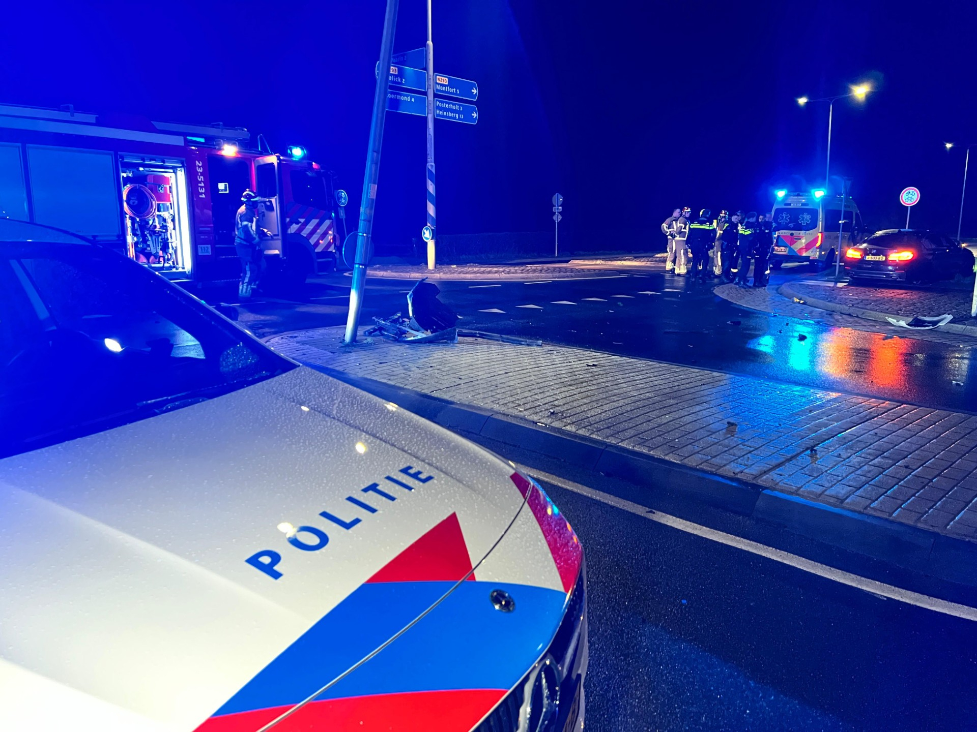 Wiel breekt af bij ongeval op N293: drie gewonden naar ziekenhuis.